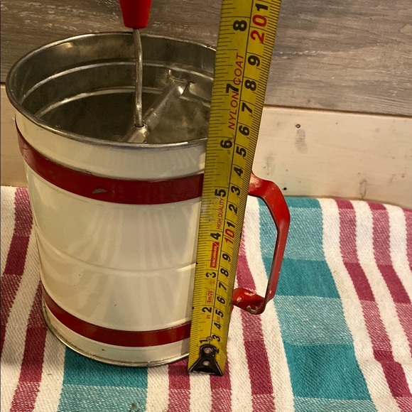 Red and White Retro flour sifter - Picture 5 of 6